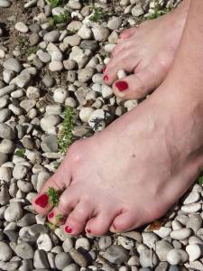 Feetosopher-Alyssa%2C-Arianna-2008-XX-XX-Barefoot-urban-girls-t7q193wemx.jpg