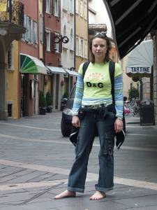 Feetosopher-Atamey - 2004-11-XX Barefoot urban girl (Trento, Itag7q16h9yxf.jpg