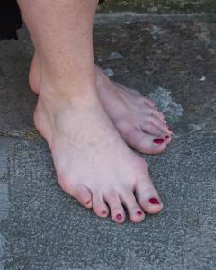 Feetosopher-Alyssa, Arianna - 2008-XX-XX Barefoot urban girls-j7q1925724.jpg