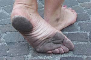 Feetosopher-Arianna-2008-XX-XX-Barefoot-urban-girl-%28Mestre%2C-It-57q3cs0ewq.jpg