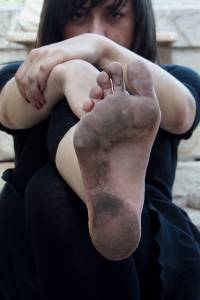 Feetosopher-Arianna - 2008-XX-XX Barefoot urban star (Verona, Ith7q3cnoprj.jpg