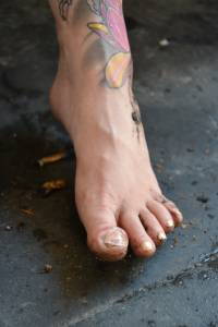 Feetosopher-Barefoot Cecilia, Vega Baush - 2013-07-28 Flashing67q3c2omk4.jpg