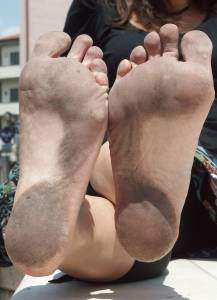 Feetosopher-Arianna-2008-XX-XX-Barefoot-urban-girl-%28Mestre%2C-It-l7q3crgxxu.jpg