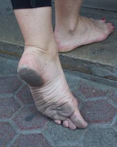 Feetosopher-Arianna-2008-XX-XX-Barefoot-urban-girl-%28Mestre%2C-It-67q3cp7qit.jpg