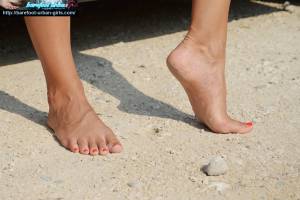 Feetosopher-Amelie-XXXX-08-XX-Hot-barefoot-morning-%28Verona%2C-Italy-57q3cw622t.jpg
