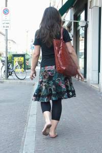 Feetosopher-Arianna-2008-XX-XX-Barefoot-urban-girl-%28Mestre%2C-It-u7q3cpjfq1.jpg