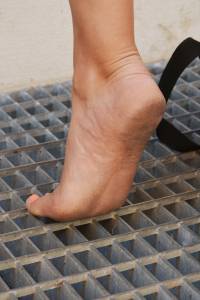 Feetosopher-Amelie - 2018-XX-XX Barefoot on the Garda Lake (Dese67q3c95zis.jpg