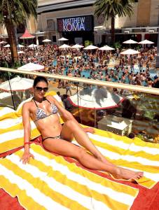 Adrianne-Curry-at-Encore-Beach-Club-in-Las-Vegas-x7q3mgvfqo.jpg