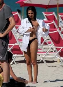 Giulia-De-Lellis-%E2%80%93-Topless-Bikini-Photoshoot-on-the-Beach-in-Miami-47q4gdfuw7.jpg