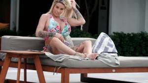 Katie Price Shows Big Tits in Bikini in Thailand37q467b367.jpg