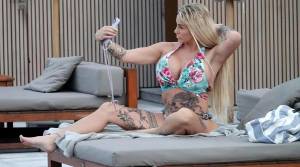 Katie Price Shows Big Tits in Bikini in Thailand-f7q4668ex0.jpg