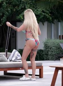 Katie Price Shows Big Tits in Bikini in Thailand-n7q466uhst.jpg