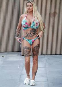 Katie Price Shows Big Tits in Bikini in Thailande7q466jt2t.jpg