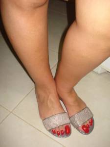 My-feet-and-long-toenails-x45-c7q4v685i1.jpg