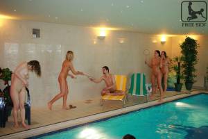 Teens Swimming Pool Party (Nude)e7q4xh7fy0.jpg