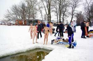 Ukranian ice winter public nudity-r7qjesquog.jpg