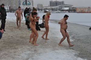 Ukranian-ice-winter-public-nudity-c7qjewrzzd.jpg