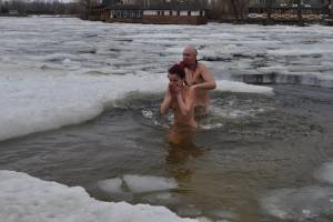Ukranian-ice-winter-public-nudity-37qjeu9a3d.jpg