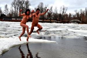 Ukranian-ice-winter-public-nudity-u7qjet6box.jpg