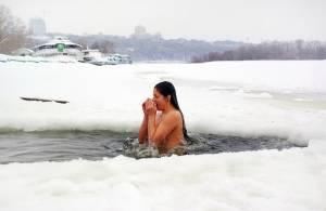 Ukranian ice winter public nudity-s7qjetdsr2.jpg