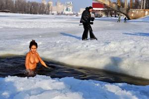 Ukranian ice winter public nudity-e7qjeveunp.jpg