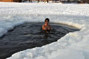 Ukranian ice winter public nudity-67qjevb3d6.jpg