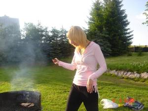 Friends-Hot-Wife-At-Home-Barbeque-Oops-77qj0epwyt.jpg