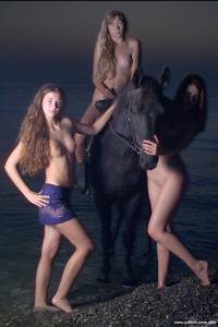 2005-01-22 - Alice & Lina & Maya - Sea-Horse-07qjut2zfm.jpg