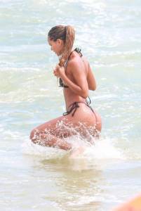Juliana Nalu Shows Stunning Ass in Tiny Bikini at the Beach in Rio De Janeiro-i7qk2cids4.jpg