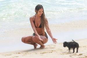 Juliana Nalu Shows Stunning Ass in Tiny Bikini at the Beach in Rio De Janeiro-07qk2clkpn.jpg