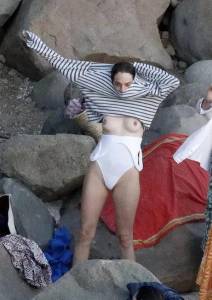 Maya Hawke Expose Boobs in Swimsuit in St. Barths (NSFW)b7qlfpd0gz.jpg