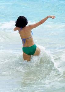 Lily Allens Sexy Nipple Slip at a Beach in St. Bartsa7qlfpltkm.jpg