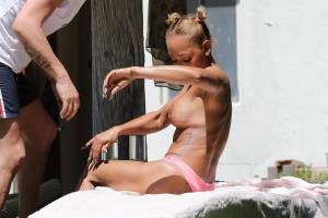 Melanie Brown Topless At A Resort In Desert Springs-17qlkaj5yb.jpg