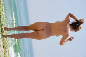 Nude Beach Spying A Naked MILF37qmbfbnhp.jpg
