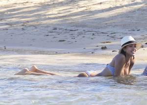 Jessica Alba – Bikini Candids in Caribbean-07qmvh2ob3.jpg