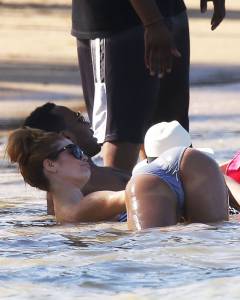 Jessica Alba – Bikini Candids in Caribbeani7qmvgwrcv.jpg