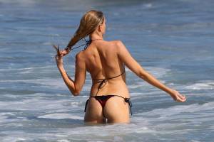 Charlotte McKinney - bikini beach candids in Malibu, August 9, 2015-07qmvewoc1.jpg