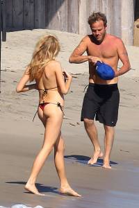 Charlotte McKinney - bikini beach candids in Malibu, August 9, 201527qmvd4dkf.jpg
