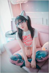 Son Ye-Eun  – Retro Gaming Girlb7qp3e85gn.jpg