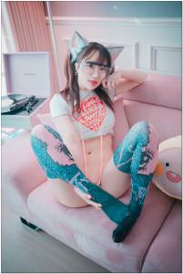 Son Ye-Eun  – Retro Gaming Girl-w7qp3ej3zx.jpg