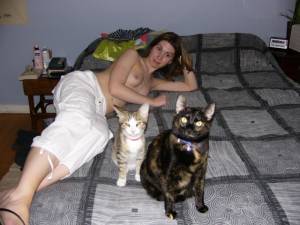 Amateur Babe Posing with her Cats-w7qpsa5cdh.jpg