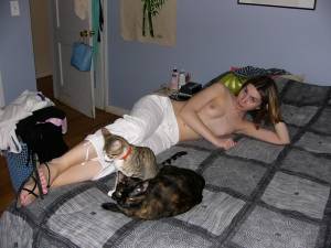 Amateur Babe Posing with her Cats-37qpsa3w5d.jpg