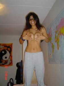 Latina shows her Body-z7qqec42yx.jpg