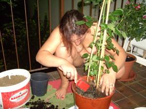 Wife-Gardening-Voyeur-%2837-Pics%29-a7qq7594z2.jpg