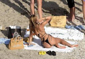 Alexis Ren bikini candids on the Beach in St. Barts-i7qra9tqtm.jpg