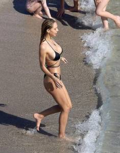 Alexis-Ren-bikini-candids-on-the-Beach-in-St.-Barts-u7qra8wxkv.jpg