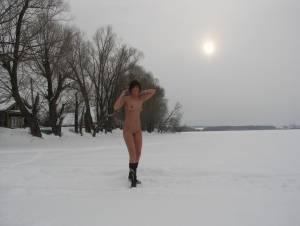 Nude In Public Brunette [38 Pics]67qr3swr3c.jpg