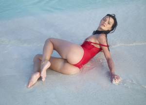 2009-11-14 - Suzie Carina - Red Bathing Suitf7qr9upv1z.jpg