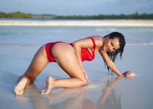 2009-11-14-Suzie-Carina-Red-Bathing-Suit-h7qr9tceis.jpg