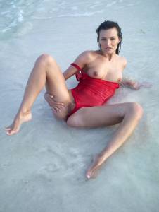 2009-11-14 - Suzie Carina - Red Bathing Suitk7qr9twi3g.jpg